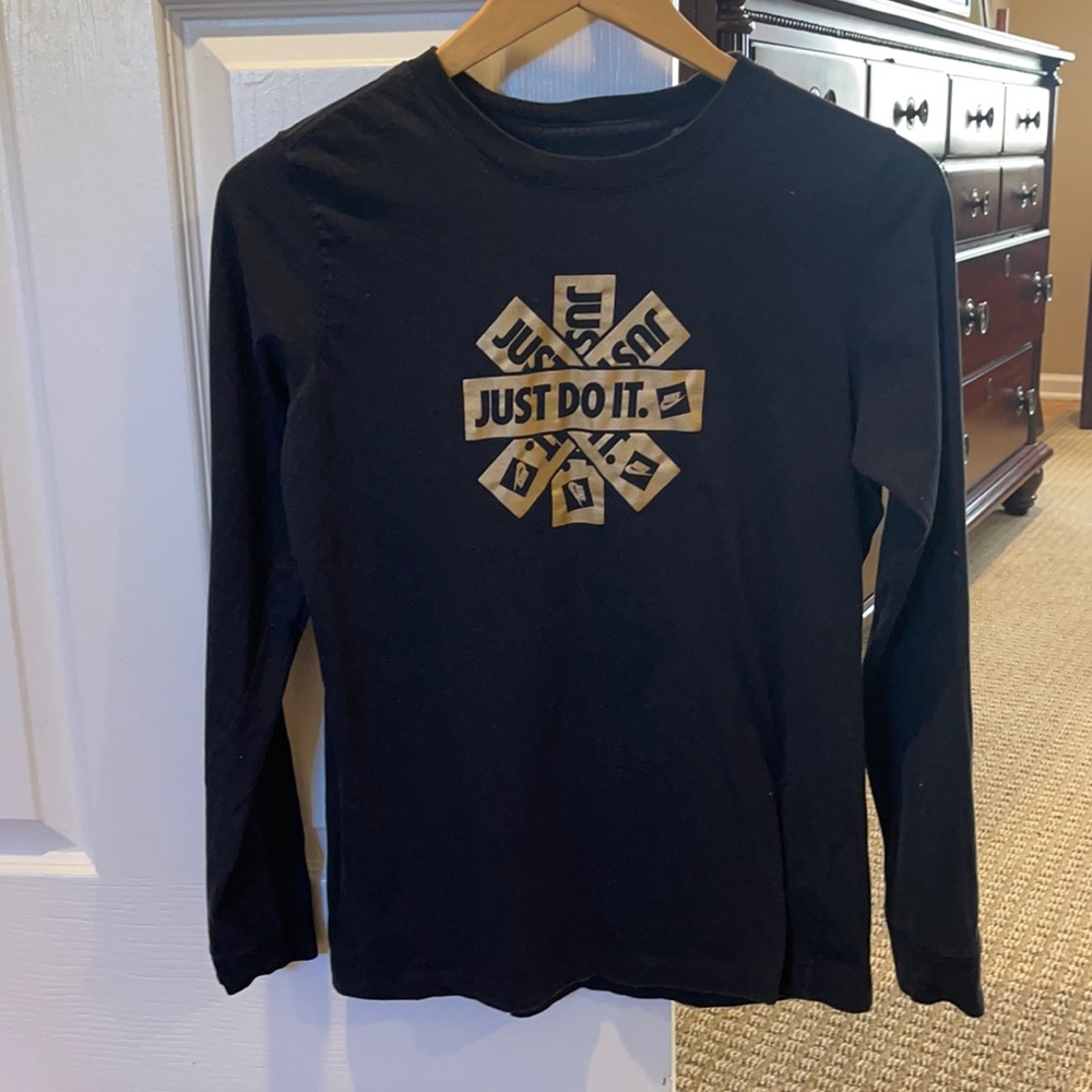 Nike boys long sleeve T-shirt .  Black and gold.